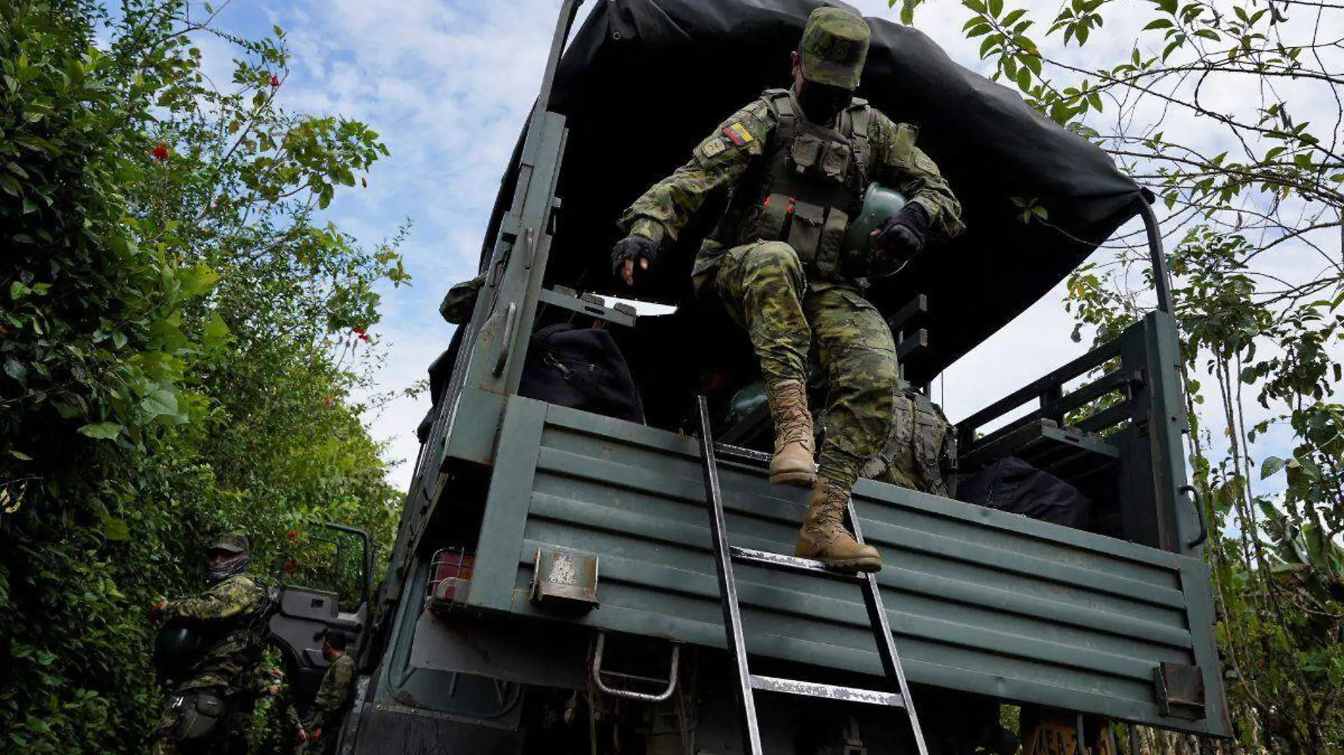 Trasladan a 76 presos de la cárcel donde fueron asesinados 44 reos en Ecuador